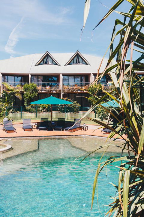 Beach Hotel Resort - Accommodation Main Beach 43