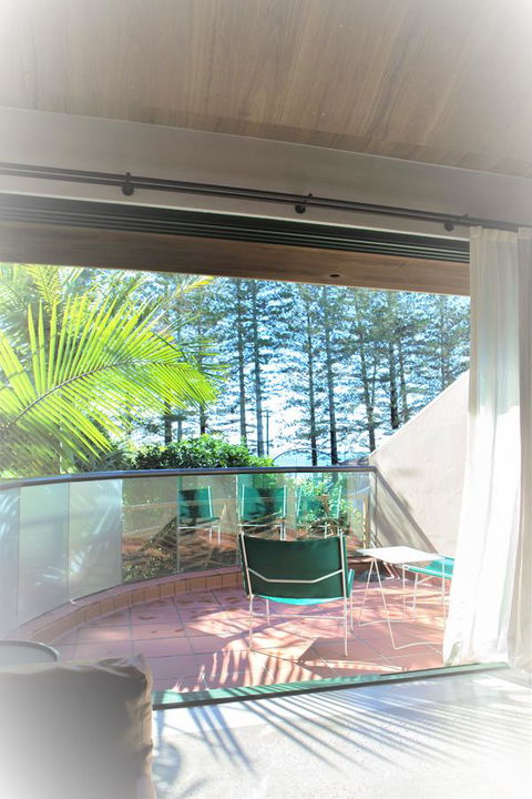 Beach Hotel Resort - Accommodation Main Beach 8