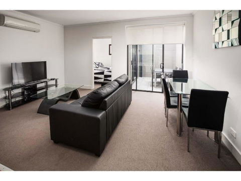 The Star Apartments - Accommodation Main Beach 2