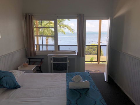 Squid\'s Ink Motel - Accommodation Main Beach 15