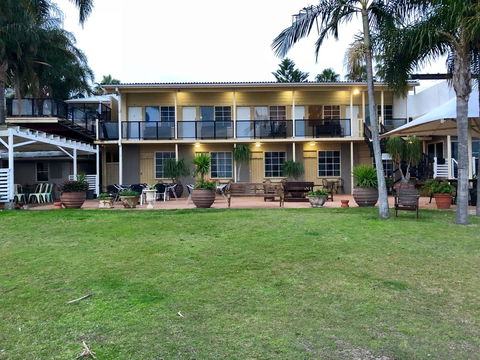 Squid\'s Ink Motel - Accommodation Main Beach 2