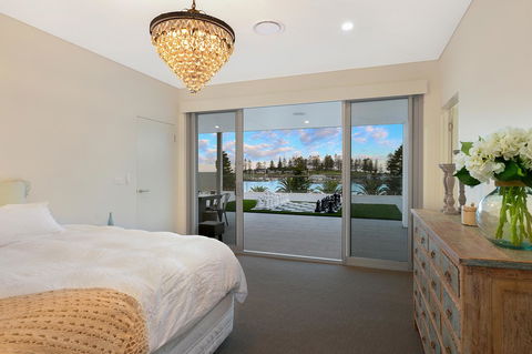 Belle Vue- Penthouse At Black Beach - Accommodation Main Beach 11