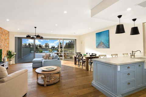 Belle Vue- Penthouse At Black Beach - Accommodation Main Beach 3