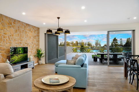 Belle Vue- Penthouse At Black Beach - Accommodation Main Beach 1