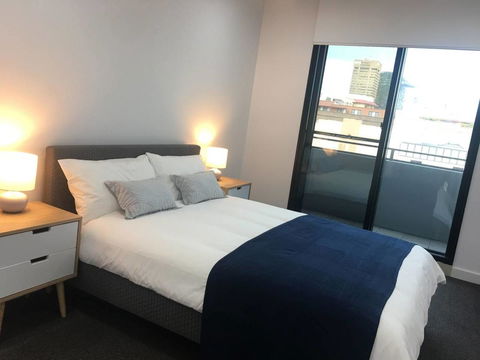 Specious Apartment With 2 Large Bedrooms - Accommodation Main Beach 7