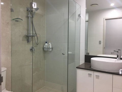 Specious Apartment With 2 Large Bedrooms - Accommodation Main Beach 17