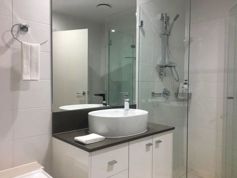 Specious Apartment With 2 Large Bedrooms - Accommodation Main Beach 10