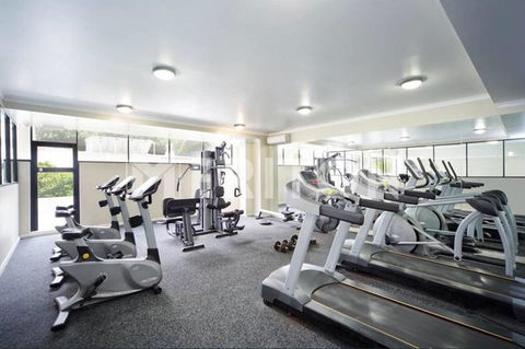 Specious Apartment With 2 Large Bedrooms - Accommodation Main Beach 5