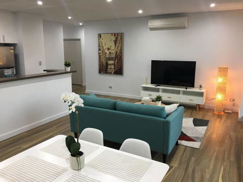 Specious Apartment With 2 Large Bedrooms - Accommodation Main Beach 0