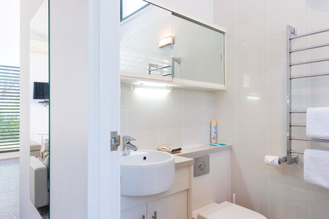 By The Beach B&B Self Contained Apartments - Accommodation Main Beach 12