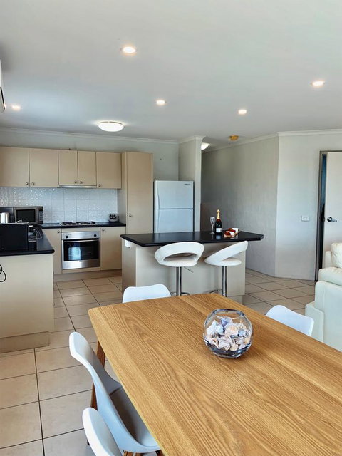 Seachange 3 - Accommodation Main Beach 4