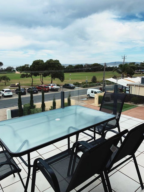 Seachange 3 - Accommodation Main Beach 7