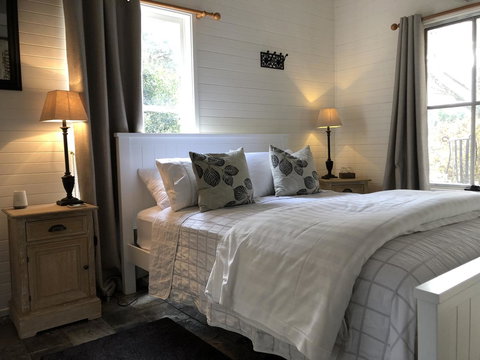Arcadia - The Barn Cottage & Rosehill Cottage - Accommodation Main Beach 3