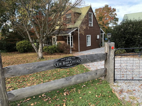 Arcadia - The Barn Cottage & Rosehill Cottage - Accommodation Main Beach 1