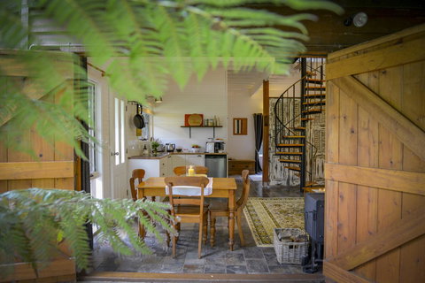 Arcadia - The Barn Cottage & Rosehill Cottage - Accommodation Main Beach 9