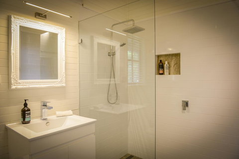 Arcadia - The Barn Cottage & Rosehill Cottage - Accommodation Main Beach 11