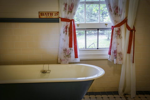 Arcadia - The Barn Cottage & Rosehill Cottage - Accommodation Main Beach 18