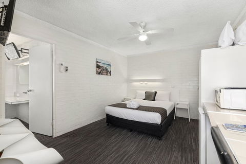 Coastal Bay Motel - Accommodation Main Beach 16