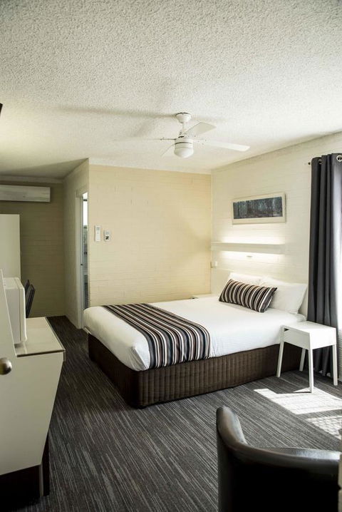 Coastal Bay Motel - Accommodation Main Beach 35