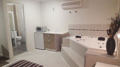 Coastal Bay Motel - Accommodation Main Beach 40
