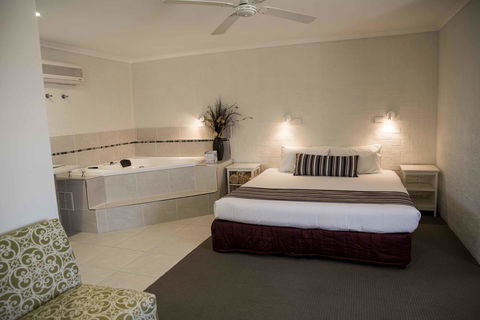 Coastal Bay Motel - Accommodation Main Beach 26