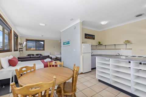Coastal Bay Motel - Accommodation Main Beach 9
