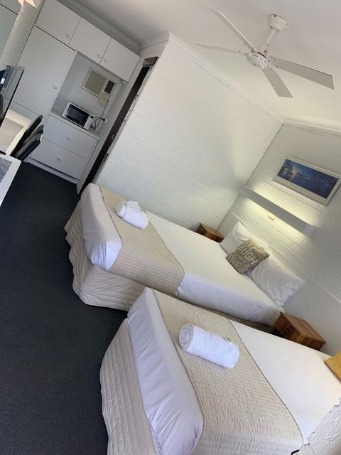 Coastal Bay Motel - Accommodation Main Beach 34