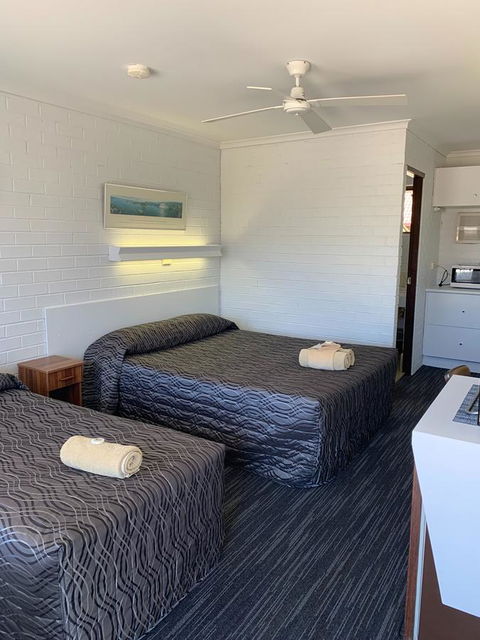 Coastal Bay Motel - Accommodation Main Beach 33