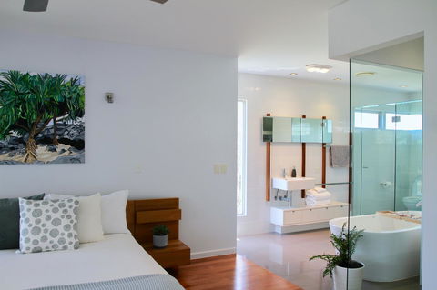 Casuarina Beachfront House - Hostie Properties - Accommodation Main Beach 8