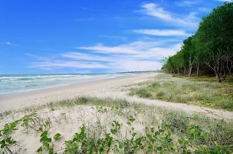 Casuarina Beachfront House - Hostie Properties - Accommodation Main Beach 2
