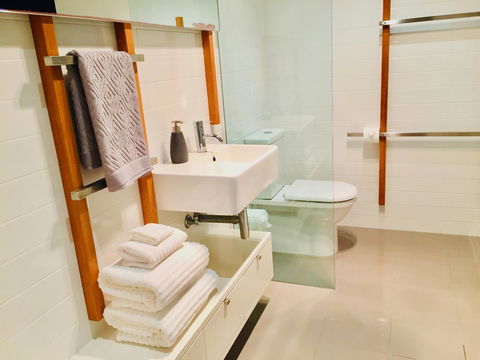 Casuarina Beachfront House - Hostie Properties - Accommodation Main Beach 5