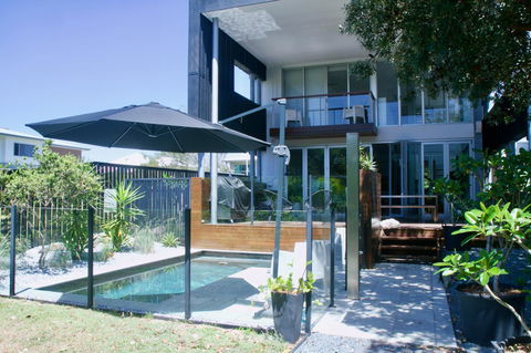 Casuarina Beachfront House - Hostie Properties - Accommodation Main Beach 4