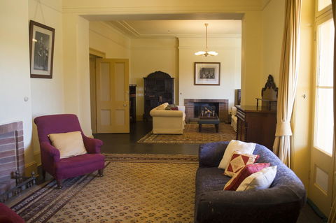 Hillview Heritage Hotel - Accommodation Main Beach 11