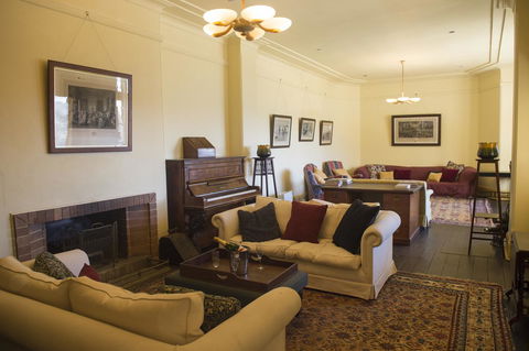 Hillview Heritage Hotel - Accommodation Main Beach 9