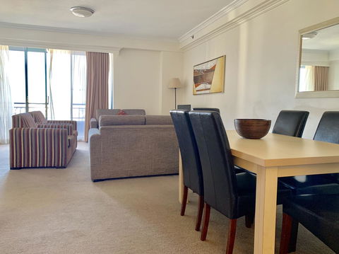 Castle Serviced Apartments - Accommodation Main Beach 3