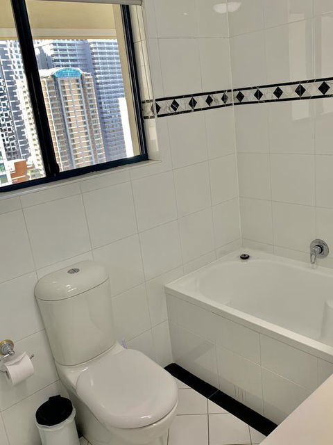 Castle Serviced Apartments - Accommodation Main Beach 11