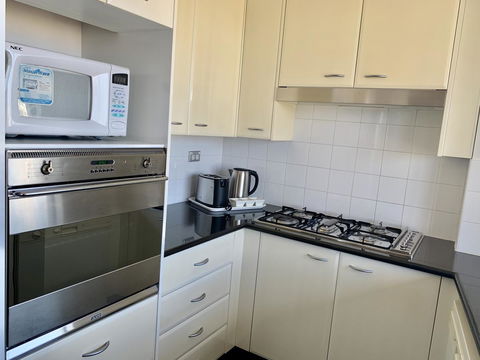 Castle Serviced Apartments - Accommodation Main Beach 1