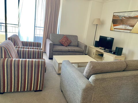 Castle Serviced Apartments - Accommodation Main Beach 6