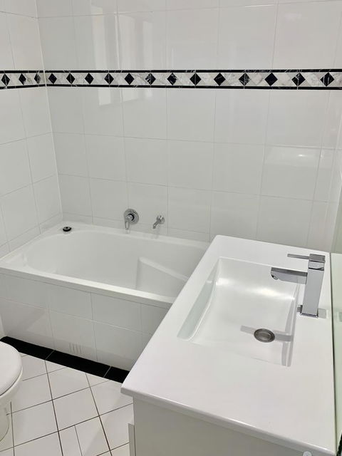 Castle Serviced Apartments - Accommodation Main Beach 10