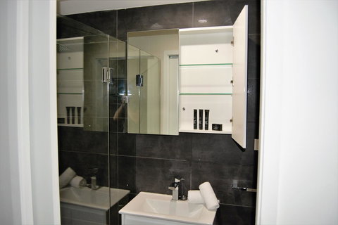 Seranin | Gordon - Accommodation Main Beach 11