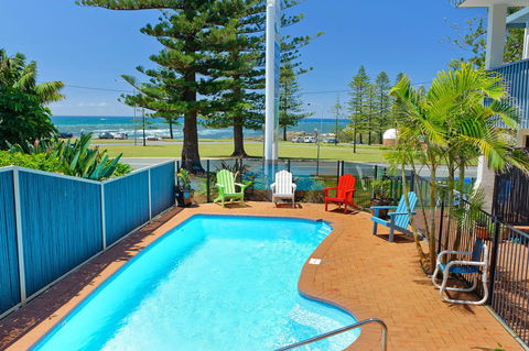 Beach House Holiday Apartments - Accommodation Main Beach 0