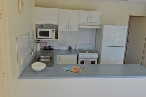 Beach House Holiday Apartments - Accommodation Main Beach 6