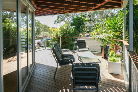 Valla's Beach House - Accommodation Main Beach 14
