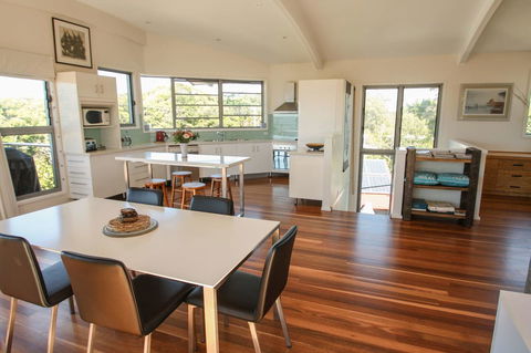 Valla's Beach House - Accommodation Main Beach 10