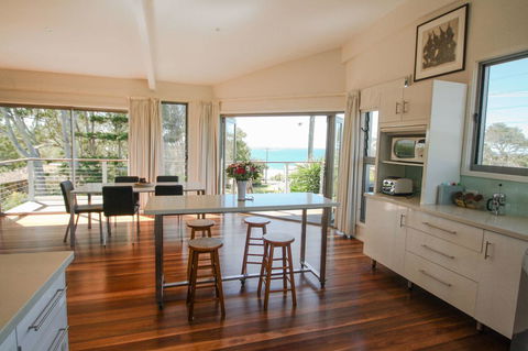 Valla's Beach House - Accommodation Main Beach 11