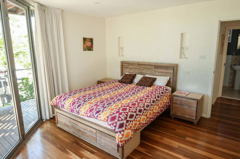 Valla's Beach House - Accommodation Main Beach 17