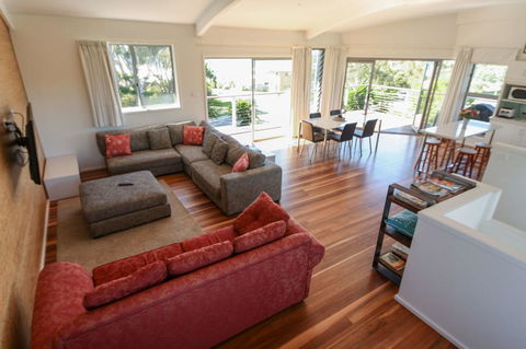 Valla's Beach House - Accommodation Main Beach 9