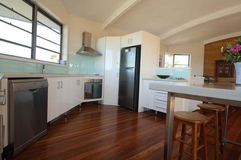 Valla's Beach House - Accommodation Main Beach 8