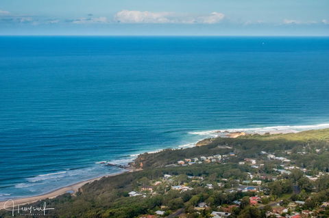 Valla's Beach House - Accommodation Main Beach 0