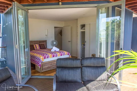 Valla's Beach House - Accommodation Main Beach 15
